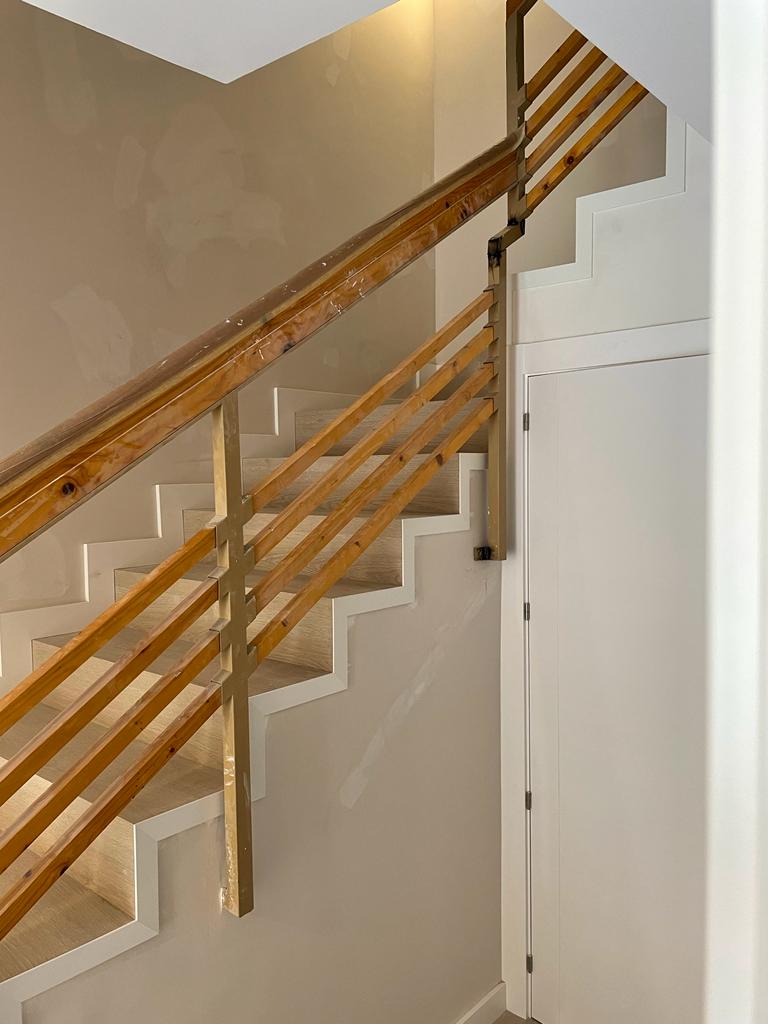DESTALLES SUELOS LAMINADOS EN ESCALERA