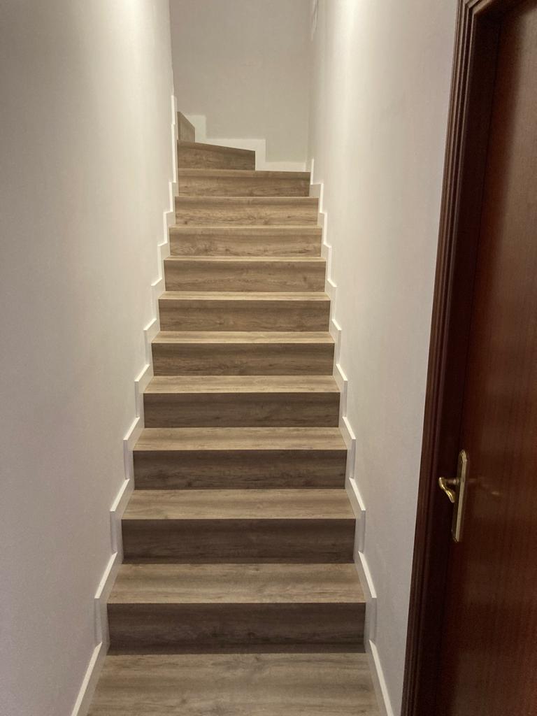 ESCALERA SUELO VINÍLICO EN ZARAGOZA